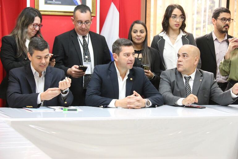 Los principales representantes de la bancada del movimiento Honor Colorado en conferencia de prensa.