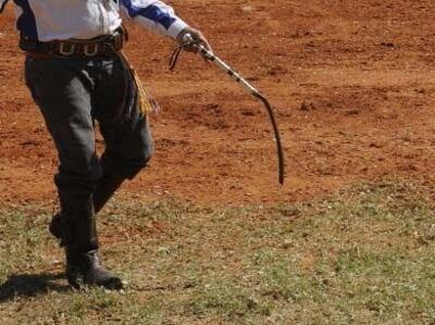 El docente habría utilizado una guacha para golpear a los alumnos.