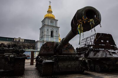 Esta fotografía tomada el 6 de enero de 2023 muestra vehículos militares rusos destruidos en una exhibición al aire libre de equipos rusos destruidos frente al Monasterio de las Cúpulas Doradas de San Miguel ortodoxo ucraniano en Kyiv, en medio de la invasión rusa de Ucrania.
