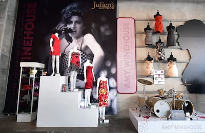 Una colección de vestidos de Amy Winehouse y su batería se exhibieron en Julien's Auctions en Beverly Hills, California, el 1 de noviembre de 2021, antes de la subasta "Property from the Life and Career of Amy Winehouse" que se llevo a cabo el 6 y 7 de noviembre de 2021. (AFP)