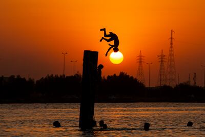 Un niño salta a las aguas del río Shatt Al-Arab, en la ciudad de Basra, Irak.
