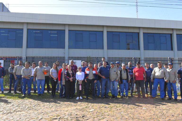 Por la manifestación se ven afectados los servicios de atención al cliente para los usuarios de la ANDE.