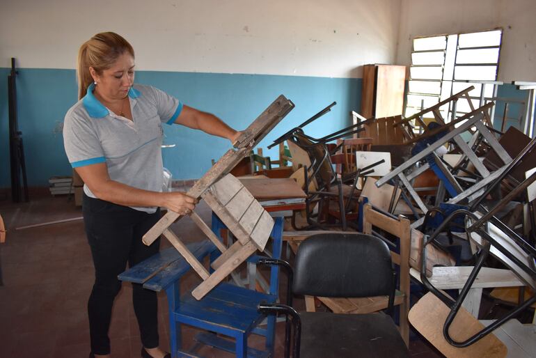 Los alumnos de la escuela Oñondivepa deben de llevar sus propias sillas para estudiar, las que tiene la institución se encuentran deplorable estado.