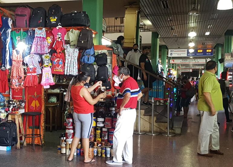 Los vendedores están felices de poder comercializar sus productos.