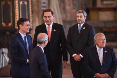 El jefe de Gobierno español, Pedro Sánchez (i), el presidente peruano Martín Vizcarra; y el mandatario paraguayo Mario Abdo Benítez (2do. der.).