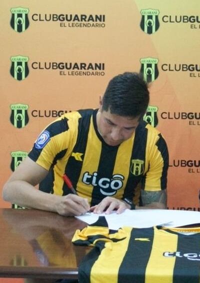 Anoche bien tarde la firma de contrato de Vìctor "Topo" Cáceres ya con la casaca aurinegra puesta