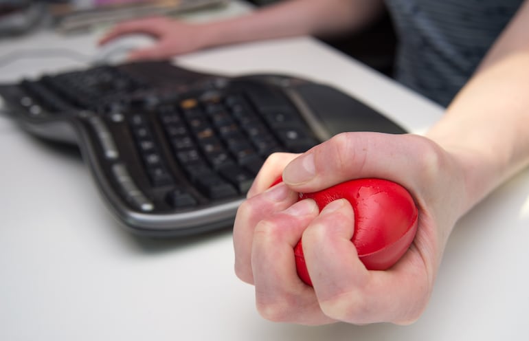 El psicólogo recomienda tomar en serio ya las primeras señales al respecto. Quien reconozca que durante situaciones de estrés pellizca o presiona, debería probar primero el entrenamiento de relajación.