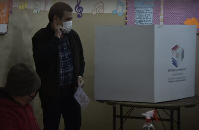 Horacio Cartes, frente a la máquina de votación.