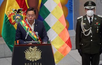 El presidente de Bolivia, Luis Arce (i).