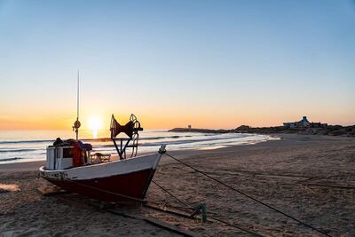 Un bote en la playa Punta del Diablo (Uruguay).
