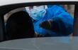 Un trabajador médico toma una muestra de una persona para una prueba de covid-19 frente al Congreso de Uruguay, en Montevideo.