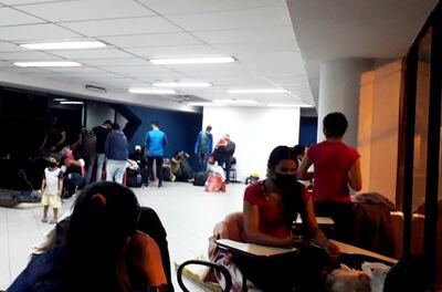 Varios grupos de compatriotas quedaron alojados en el refugio temporal en Migraciones.