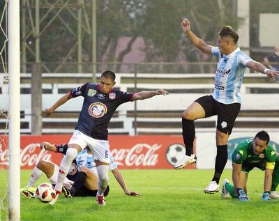En su intento de alejar el balón, Jordan  tuvo el infortunio de anotar un autogol, el primero.