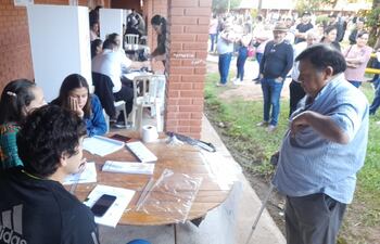 Momento en que un elector se ofrece a comprar los útiles para los miembros de mesa.