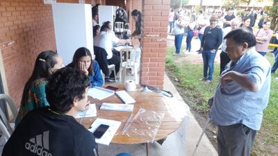 Momento en que un elector se ofrece a comprar los útiles para los miembros de mesa.