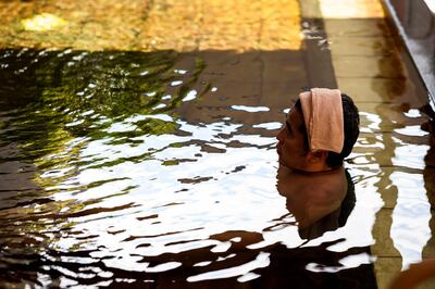 Un hombre se refresca en una piscina, en Yokohama, Japón. Mayo 2020 se registró como el más caluroso.