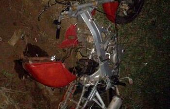 La motocicleta en que se movilizaba la víctima fatal