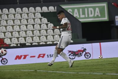 Momento en que Jorge Recalde patea el balón para convertir el descuento para Olimpia