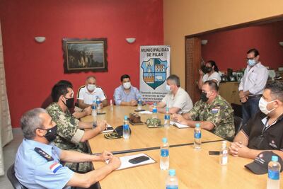 Mesa de trabajo de autoridades de Ñeembucú para tomar medidas restrictivas con miras a evitar brotes grandes de coronavirus.