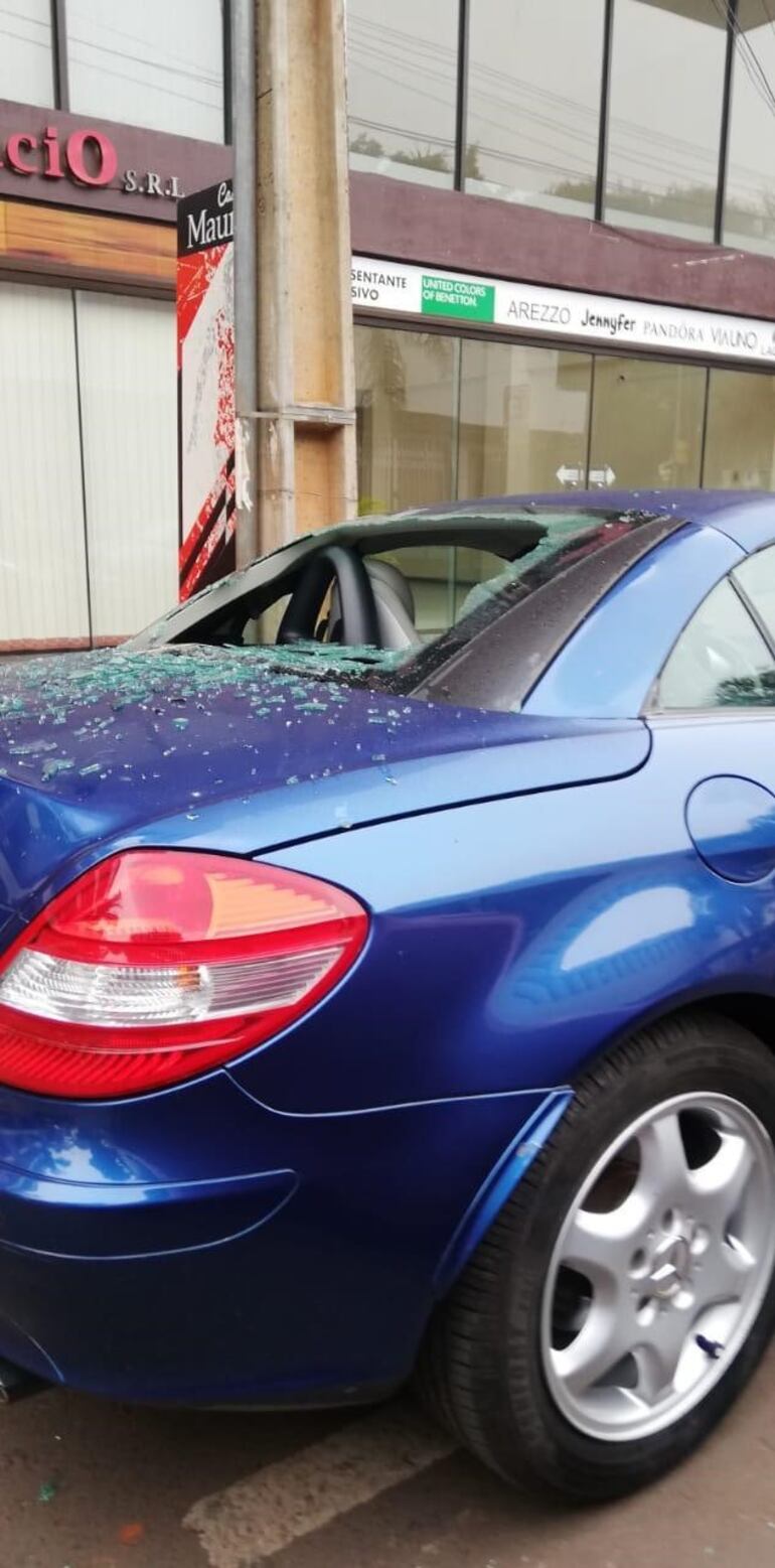 También fueron afectados varios vehículos estacionados.