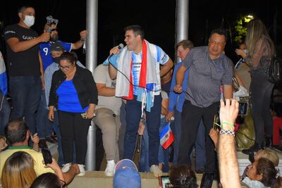 El intendente electo para Villarrica, Magín Benítez, durante su discurso de victoria en la Plaza de los Héroes, frente a la Municipalidad de Villarrica.