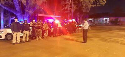 Los agentes policiales de distintas divisiones se alistan para los controles.