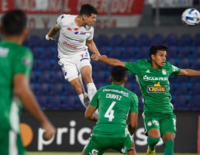 Roberto Mathías Martínez le gana en el salto a dos rivales y sacó el cabezazo que terminó en el gol de Naciona