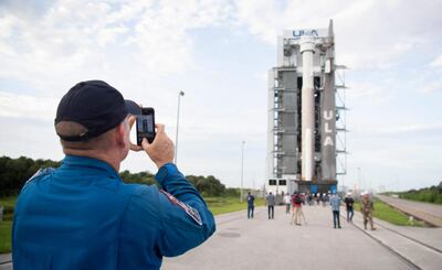 El astronauta de la NASA Barry "Butch" Wilmore toma una fotografía mientras un cohete Atlas V de United Launch Alliance con la nave espacial CST-100 Starliner de Boeing a bordo sale de la Instalación de Integración Vertical a la plataforma de lanzamiento en el Espacio.