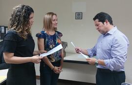 Las agentes fiscales Luz Guerrero y Natalia Silva junto con el juez penal de garantías José Agustín Delmás.