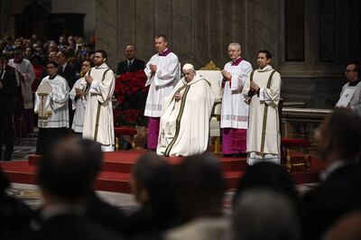 El Papa Francisco (C) preside la Misa de Nochebuena en la Basílica de San Pedro en la Ciudad del Vaticano.