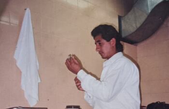 Arsenio Lezme González, una foto antigua en plena tarea de vacunación.