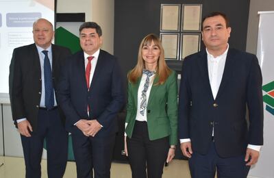 Beltrán Macchi de la Asoban, José Caballero de la Caja Bancaria, ministra Carla Bacigalupo Mtess y el analista financiero Amílcar Ferreira