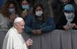 El Papa Francisco bendice a los asistentes cuando llega el 12 de mayo de 2021 al patio de San Dámaso en el Vaticano, para reanudar su audiencia general semanal al aire libre con el público después de una ausencia de seis meses debido a la crisis del coronavirus.