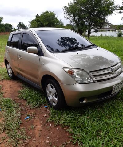 El vehículo Toyota IST robado en San Lorenzo.