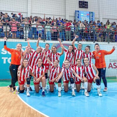 Las chicas de la selección paraguaya de Handball Femenino celebran tras la gran victoria conseguida contra Argentina.