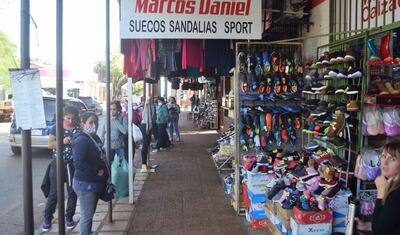 Respetando el uso del tapabocas, pero no tanto el distanciamiento social, los encarnacenos salieron este fin de semana a realizar algunas compras.