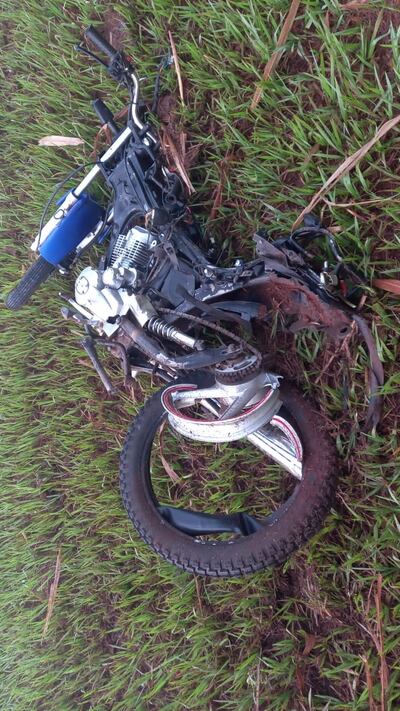 Estado en que quedó la motocicleta de dos de las víctimas.