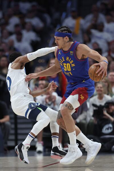 Aaron Gordon de Denver Nuggets elude a Mike Conley de los Minnesota Timberwolves, en el Juego 1 de los play-ofss. AFP