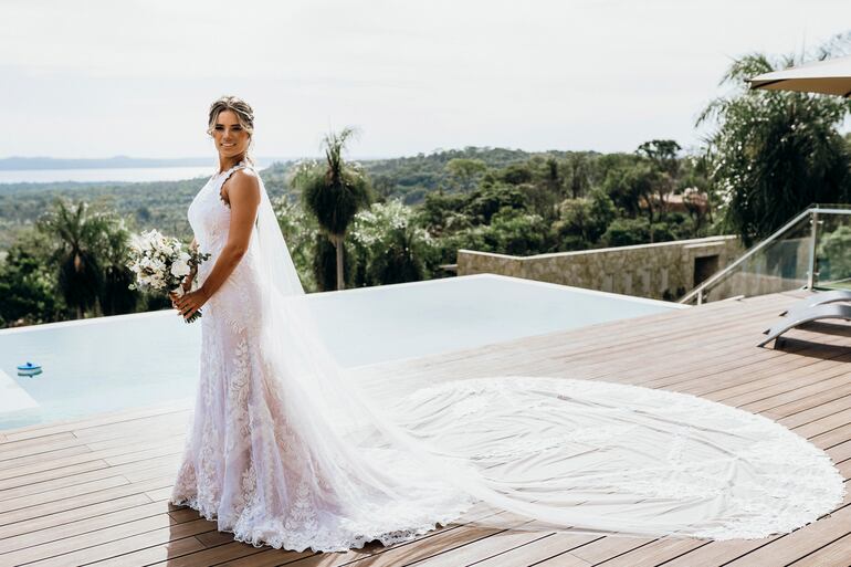 La novia lució una creación de la diseñadora Rocío Achucarro para Ocre Atelier, el tocado fue trabajado por Jadiyi Yudis Yaluff, y del ramo se encargó Justflowers.