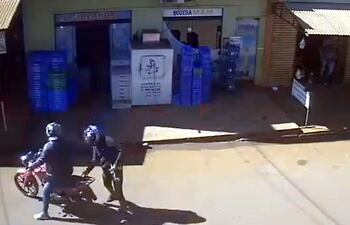 El asalto perpetrado por el dúo de delincuentes quedó íntegramente registrado por una cámara externa.