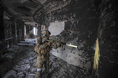 Un soldado ruso en un teatro destruido en Mariúpol, Ucrania.