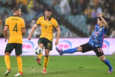 Gianni Stensness (c), de Australia, puntea el balón ante el japonés Takumi Minamino (d), durante el partido del jueves pasado.