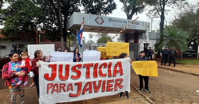 Los manifestante frente al Ministerio Público de Ciudad del Este.