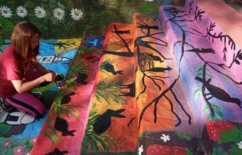 La docente María de las Mercedes Alarcón se encarga de realizar los detalles de la pintura en la escalinata.