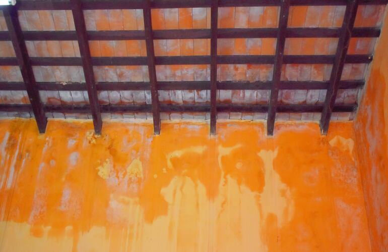 El techo tiene muchas filtraciones.