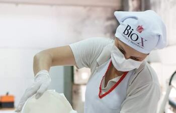 La planta procesadora de alimentos tiene una capacidad de producción de 4.000 litros de leche de soja por día.