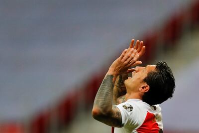 Gianluca Lapadula de Perú se lamenta, en un partido del grupo B de la Copa América entre Venezuela y Perú en el estadio Mané Garrincha en Brasilia (Brasil). EFE/Fernando Bizerra Jr.