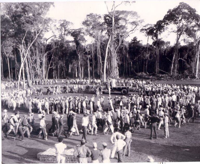 El padre Guido Coronel realizaba grandes reuniones con los colonos, los domingos.