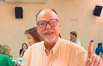 Esc. Gustavo Benítez Soler, en la votación de escribanos. Fue electo como nuevo presidente del Colegio de Escribanos del Paraguay.