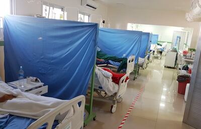 Los centros asistenciales del país están abarrotados de pacientes con covid-19 y la crisis sanitaria se complica aún más por el aumento de más contagiados por día, según estadísticas.